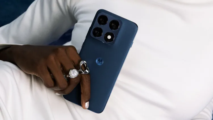 Motorola představila jedinečný telefon s bezdrátovými sluchátky přímo v balení