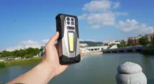 Termokamera se zorným úhlem 95° a dataprojektor v jednom. Odolný telefon 8849 TANK 5 Pro jde ještě dál než jeho sourozenec